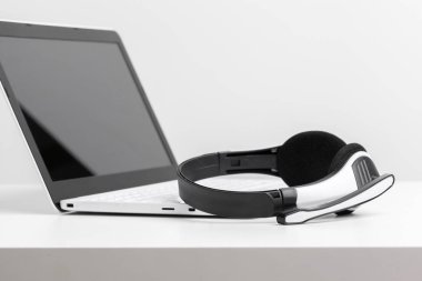 kulaklık ve bilgisayar laptop, çağrı merkezi desteği yakın çekim