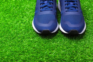 Spor ayakkabı çimenlerin üzerinde Kapat 