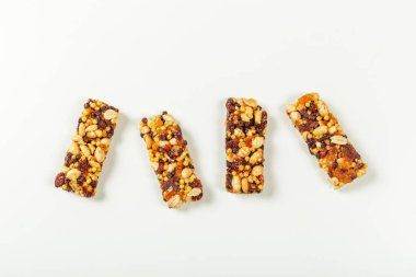 Beyaz arka plan üzerinde izole granola barlar.
