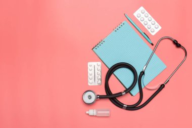 pastel pembe bir arka plan üzerinde tıbbi ekipman üstten görünüm.