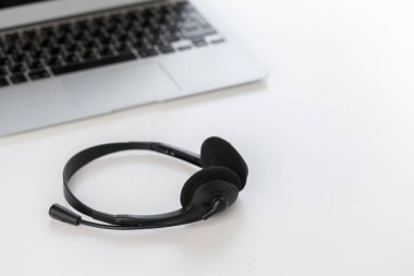 kulaklık ve bilgisayar laptop, çağrı merkezi desteği yakın çekim