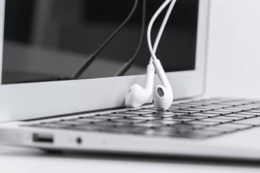 Müzik konsepti - kulaklıklar üzerinde laptop, yakın 