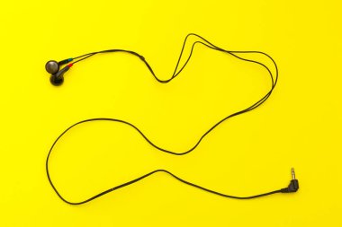 renk arka plan üzerinde kulaklıklar yakın çekim.