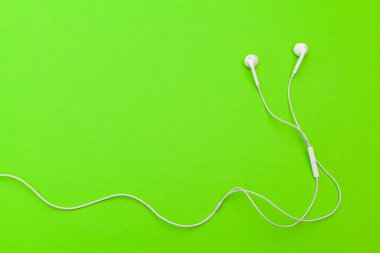 renk arka plan üzerinde kulaklıklar yakın çekim.