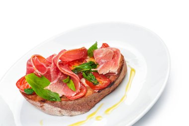 Cured jambon, yakın İspanyol Meze beyaz arka plan üzerinde izole 