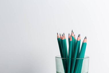 Basit kalemler yığın görünümü Kapat