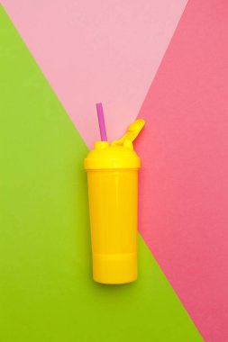 Lezzetli yaz renk arka plan üzerinde kokteyl ile düz yatıyordu kompozisyon