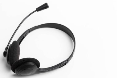 masanın üzerinde ses kulaklık