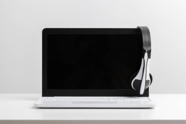 kulaklık ve bilgisayar laptop, çağrı merkezi desteği yakın çekim