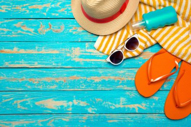 Plaj aksesuarları ahşap arka plan üzerinde düz lay 