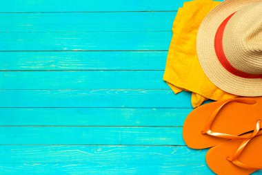 Plaj aksesuarları ahşap arka plan üzerinde düz lay 