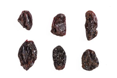 Beyaz arka plan üzerinde koyu kuru üzüm isoalted