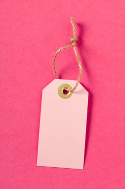 Boş tebrik kartı veya pembe bir arka plan üzerinde etiketi 