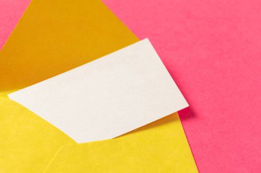 Pembe renkli bir arka plan üzerinde kağıt zarflar