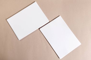 Bej renkli bir arka plan üzerinde boş kağıt parçaları için alay et