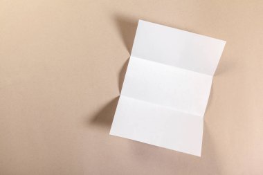 Bej renkli bir arka plan üzerinde boş kağıt parçaları için alay et