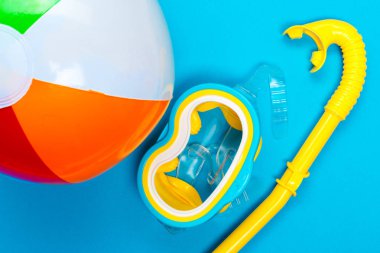 Plaj aksesuarları renk arka plan, üstten görünüm üzerinde Kapat.