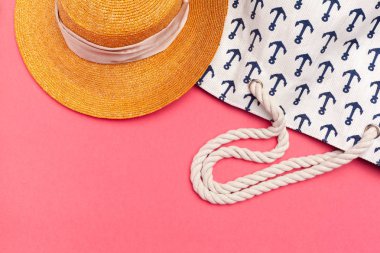 «Ana sayfa» yaz görünümünü renkli arka plan üzerinde plaj çantası 