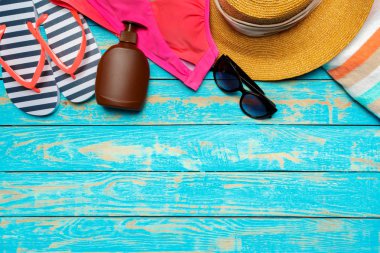 Renk ahşap arka plan üzerinde mayo ile kompozisyon