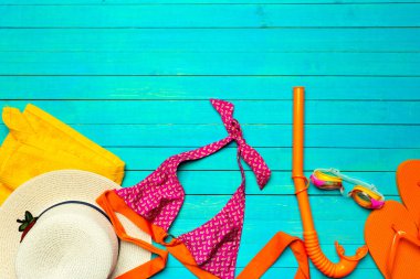 Renk ahşap arka plan üzerinde mayo ile kompozisyon