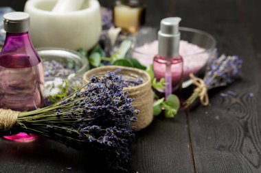 Lavanta, otlar, kozmetik ve karanlık masa üstü tuz aromatik bileşimi