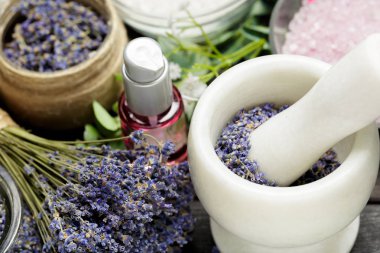 Lavanta, otlar, kozmetik ve karanlık masa üstü tuz aromatik bileşimi