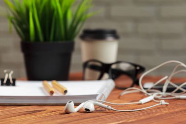 Kadar yakın koyu ahşap çalışma masa office ile malzemeleri
