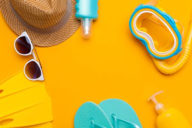 Kompozisyon beachwear ve sarı bir arka plan üzerinde aksesuar