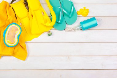 Parlak sarı palet ve canlı artalanları dalış maske