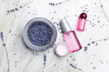 Lavanta vücut bakım ürünleri. Aromaterapi, spa ve doğal sağlık konsepti