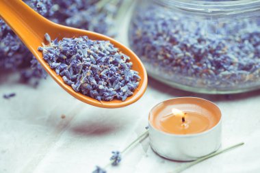 Masanın üzerine kurutulmuş lavanta