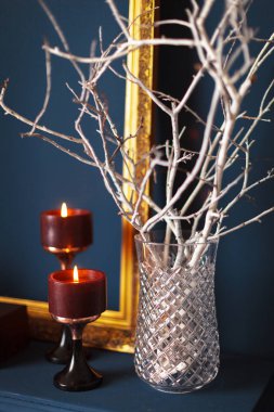 koyu mavi renk ayrıntılarını modern oturma odası