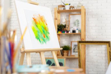 Resim kaynakları fırçalar ve şövale, işyeri sanatçı.  