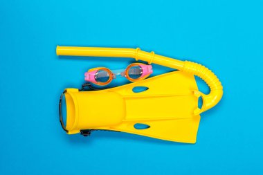 Plaj aksesuarları renk arka plan, üstten görünüm üzerinde Kapat.