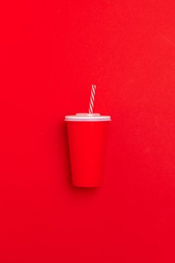 Lezzetli yaz renk arka plan üzerinde kokteyl ile düz yatıyordu kompozisyon