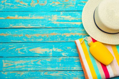 Plaj aksesuarları ahşap arka plan üzerinde düz lay 