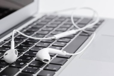 Müzik konsepti - kulaklıklar üzerinde laptop, yakın 