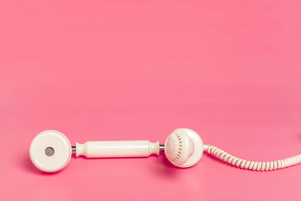 Telefone Branco Retro Fundo Rosa — Fotografia de Stock