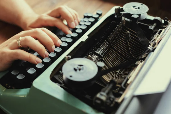 Primer Plano Máquina Escribir Verde Vintage —  Fotos de Stock