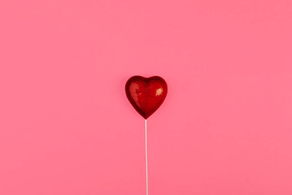 Красное сердце на цветном фоне. минимальная концепция
.