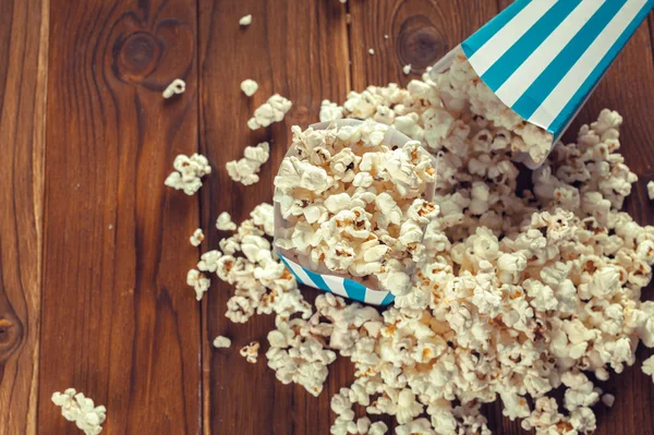 Großaufnahme Von Salz Popcorn Papierschachteln Auf Dem Holztisch — Stockfoto