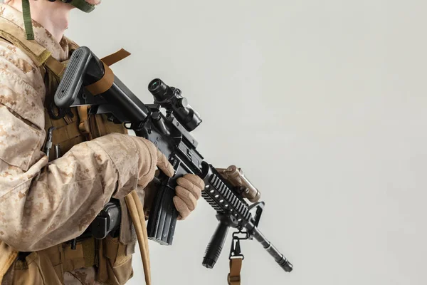 Soldat Tarnuniform Hält Gewehr — Stockfoto