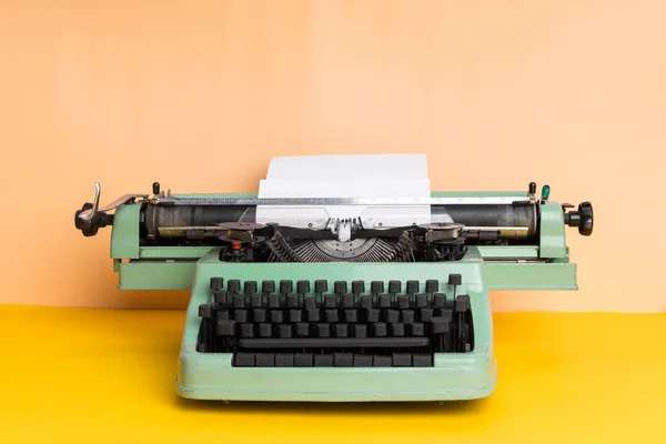 Nahaufnahme Einer Grünen Alten Schreibmaschine — Stockfoto
