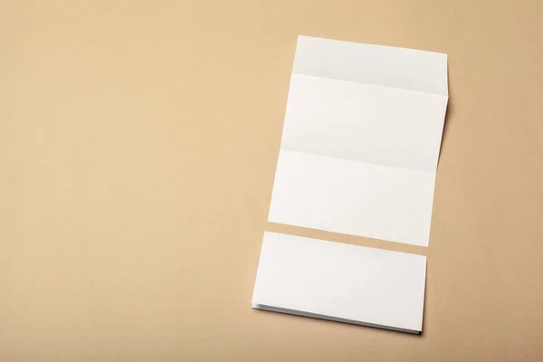 Blanco Papier Stukken Voor Mock Een Beige Achtergrond — Stockfoto