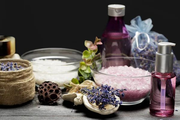 ラベンダー ハーブ 化粧品 暗いテーブルの上に塩の芳香族組成 — ストック写真