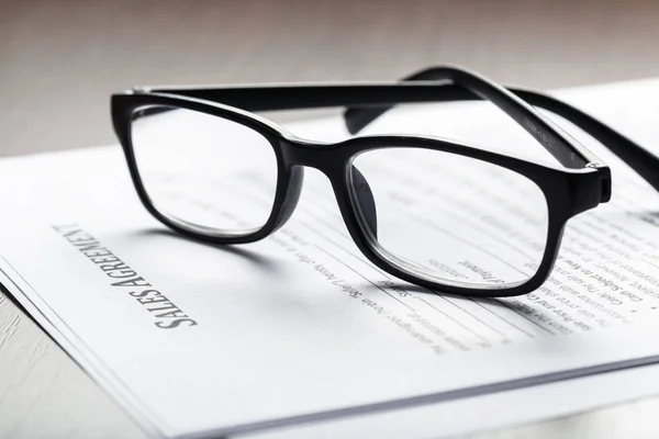 Gros Plan Sur Lunettes Vue Dans Les Documents Contractuels Concept — Photo