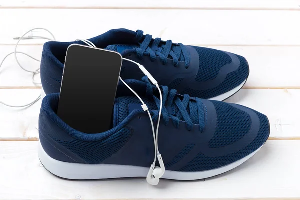 Primer Plano Zapatillas Teléfono Móvil Con Auriculares Sobre Fondo Madera — Foto de Stock