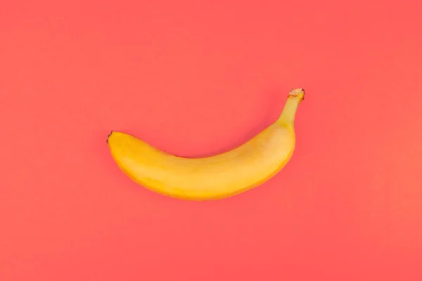 Brinquedo Amarelo Plástico Banana Fundo Colorido Vermelho — Fotografia de Stock