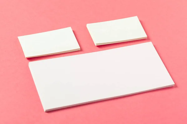 Kousky Papíru Barevném Pozadí Růžové — Stock fotografie