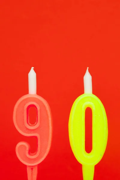 Bougies Anniversaire Brûlantes Colorées Sur Fond Rouge — Photo